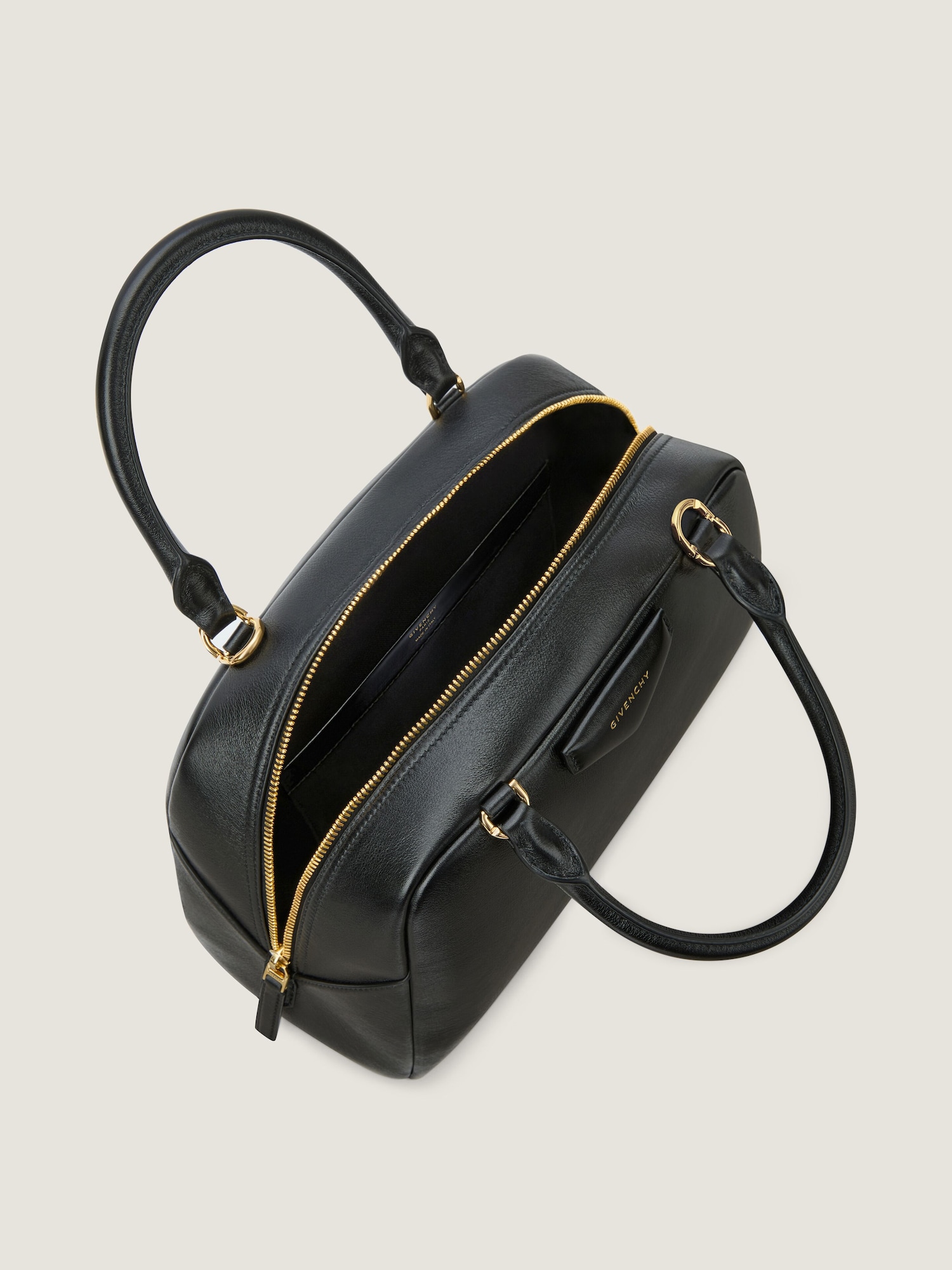 Antigona East-West Bowling Bag aus genarbtem Leder 5
