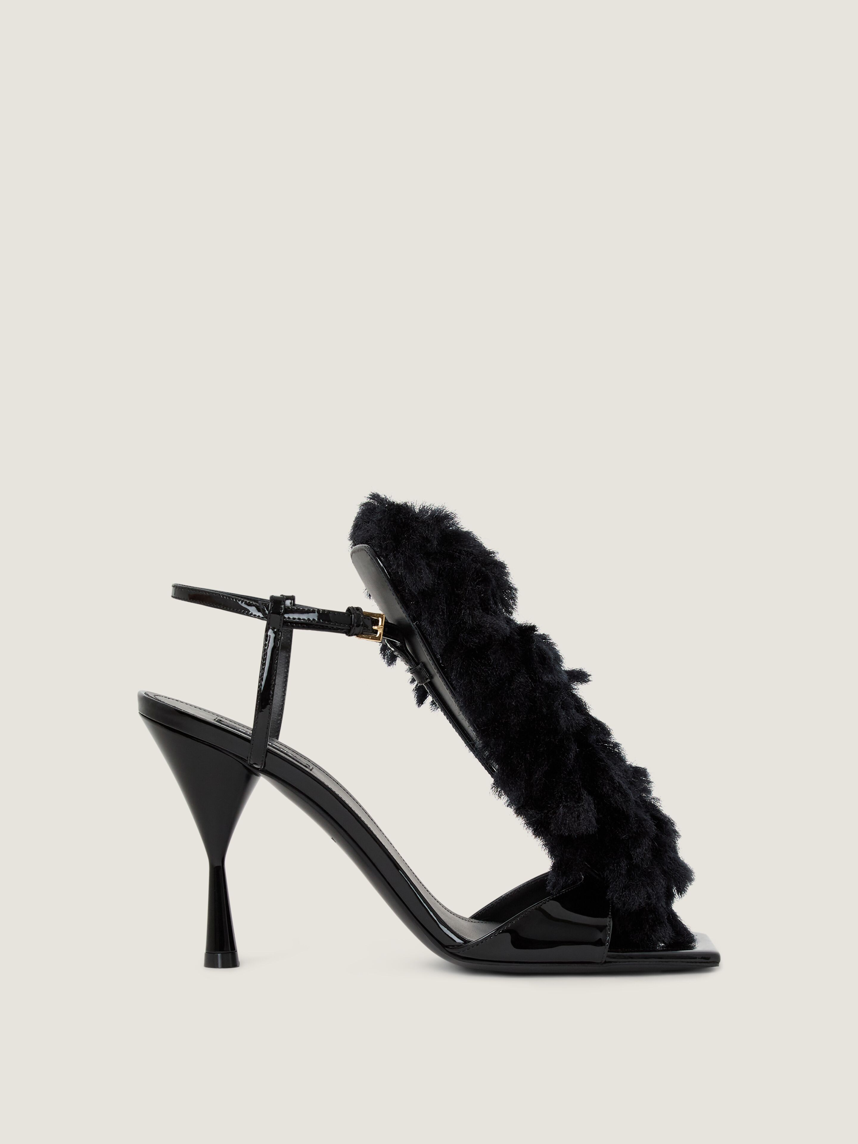 Givenchy Sandales À Talons Pompom En Cuir Vernis Et Maille In Noir
