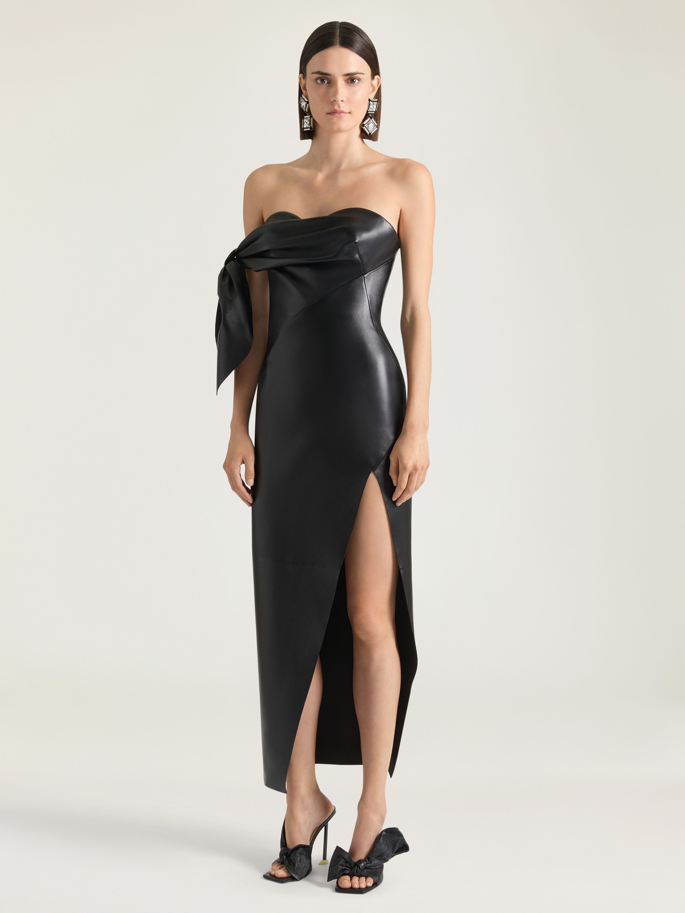 Long bustier dress in nappa leather with bow in - black