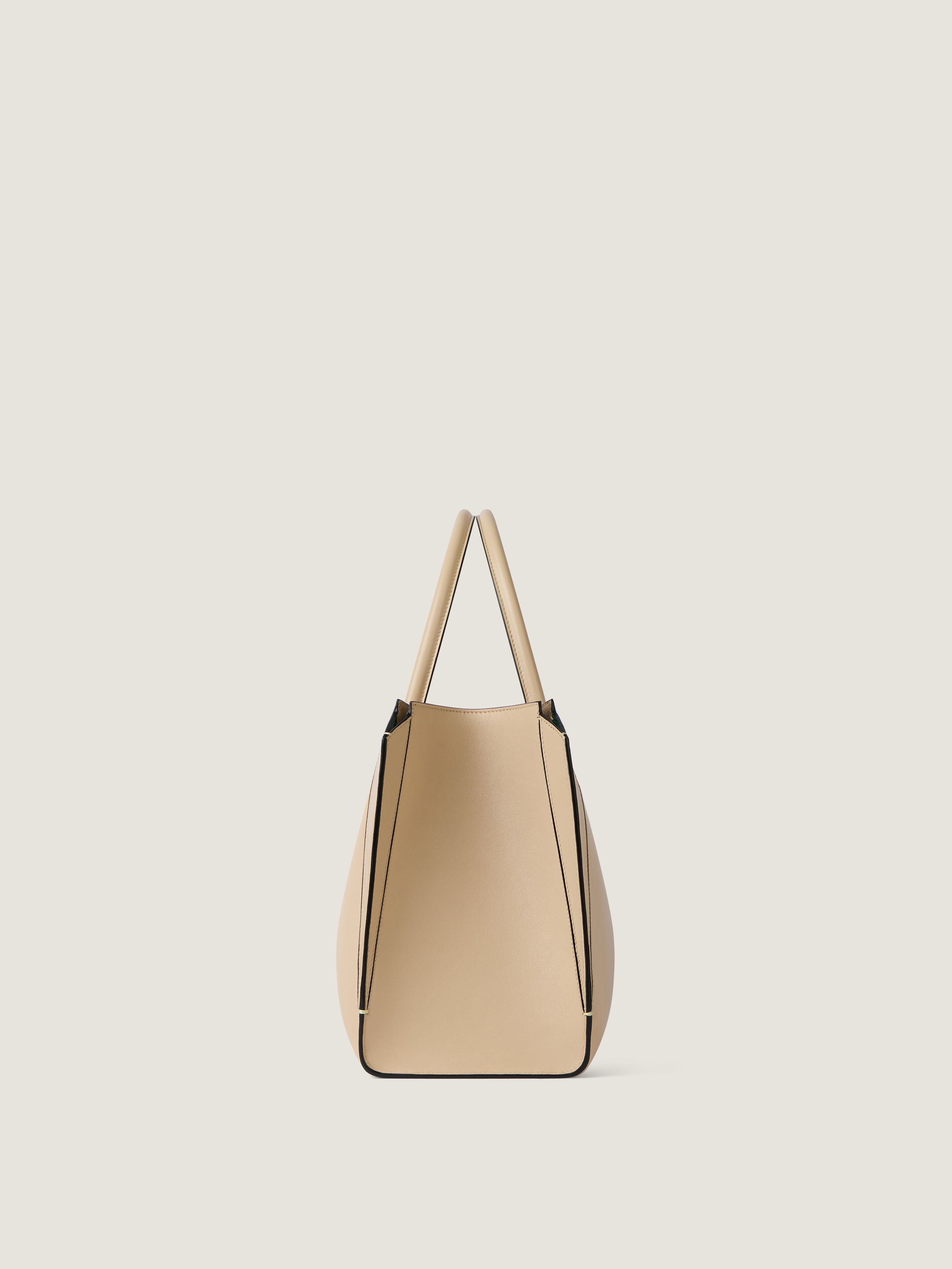 Medium Antigona Catchall bag in shiny grained leather | Givenchy