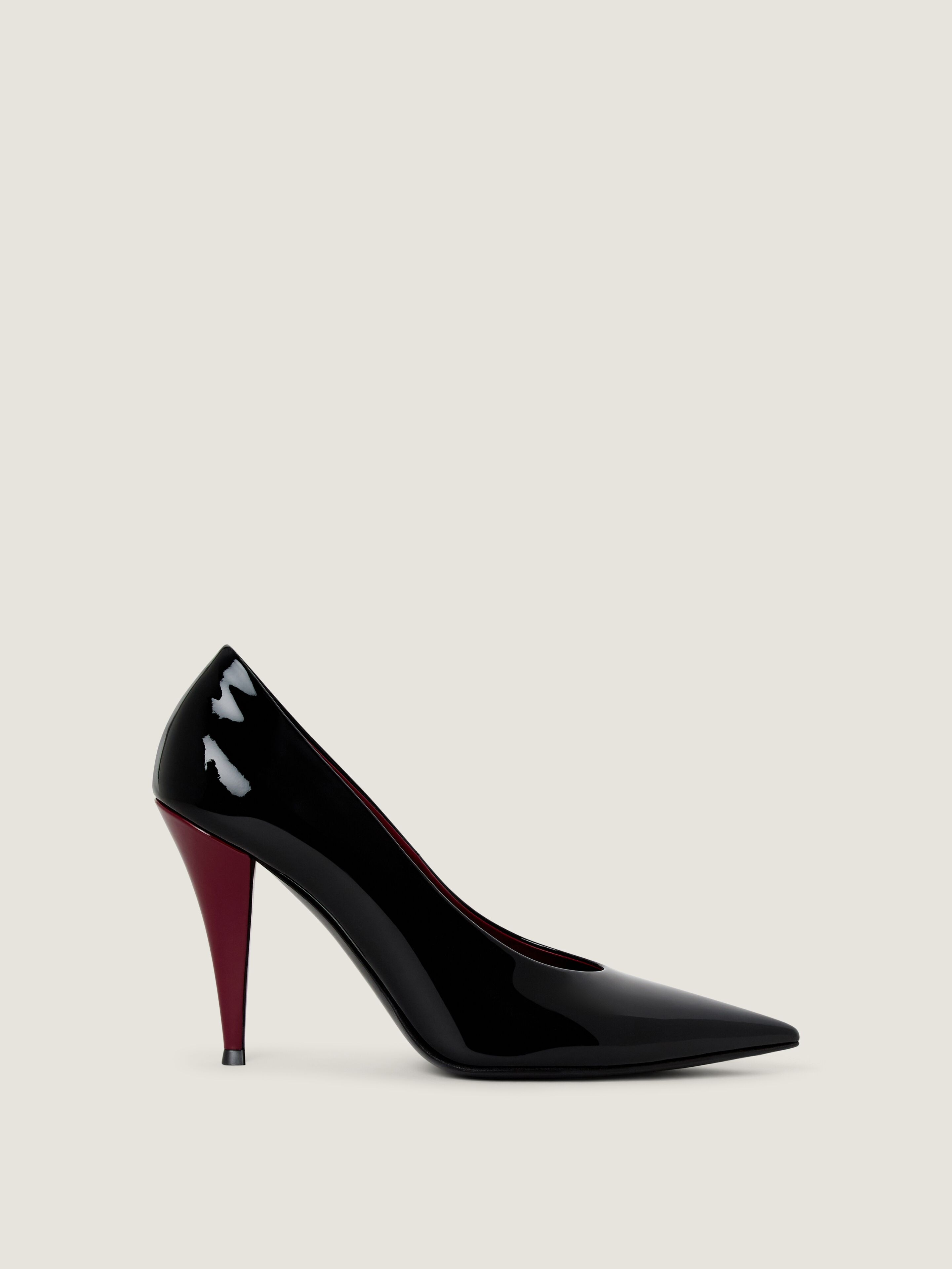 Givenchy Escarpins Pointy En Cuir Vernis In Noir/bordeaux
