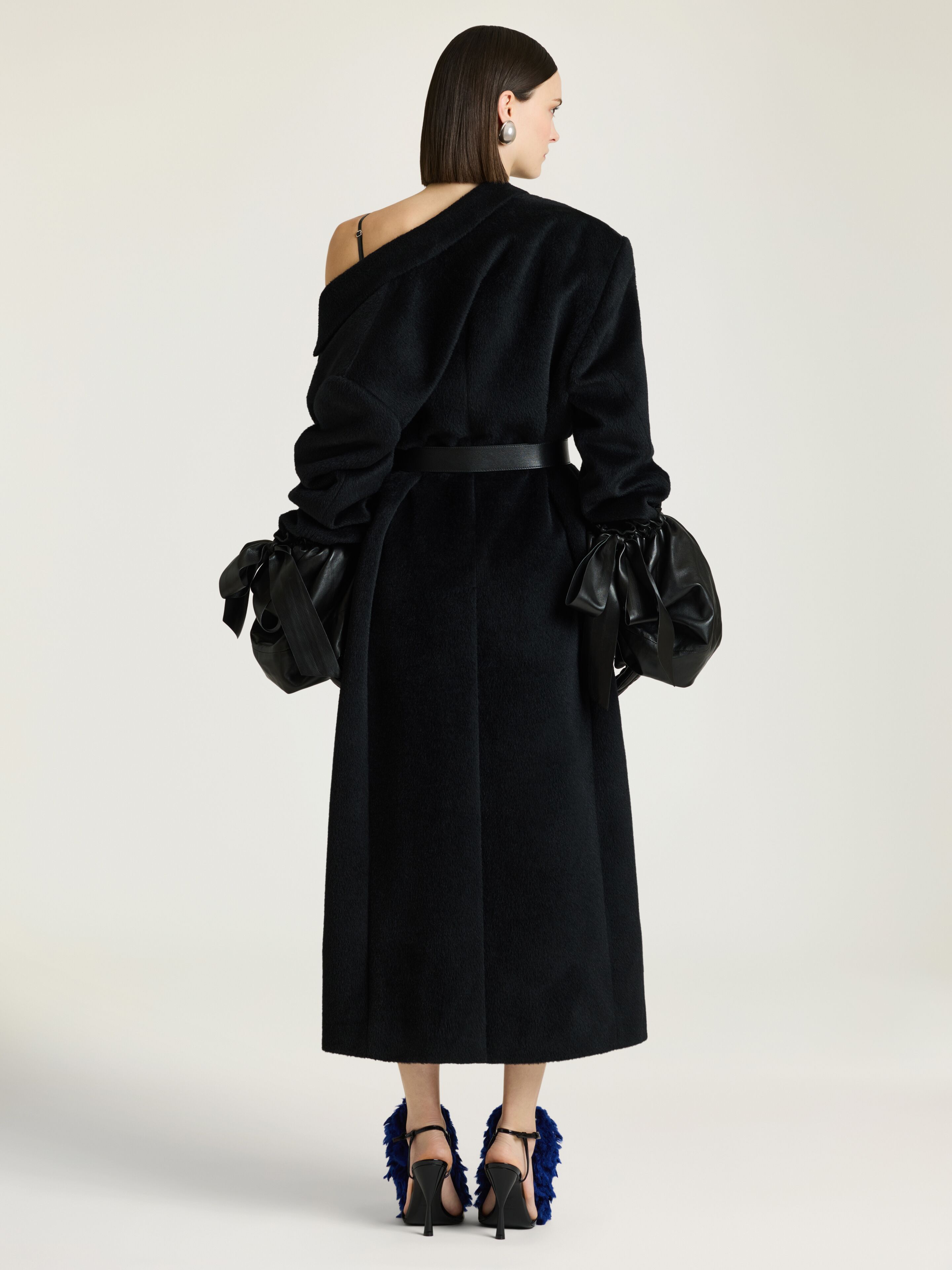 Long coat in hairy wool with leather pockets in - black