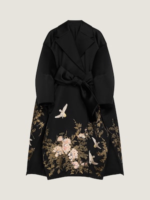 Manteau Cocoon en satin avec broderies et cape