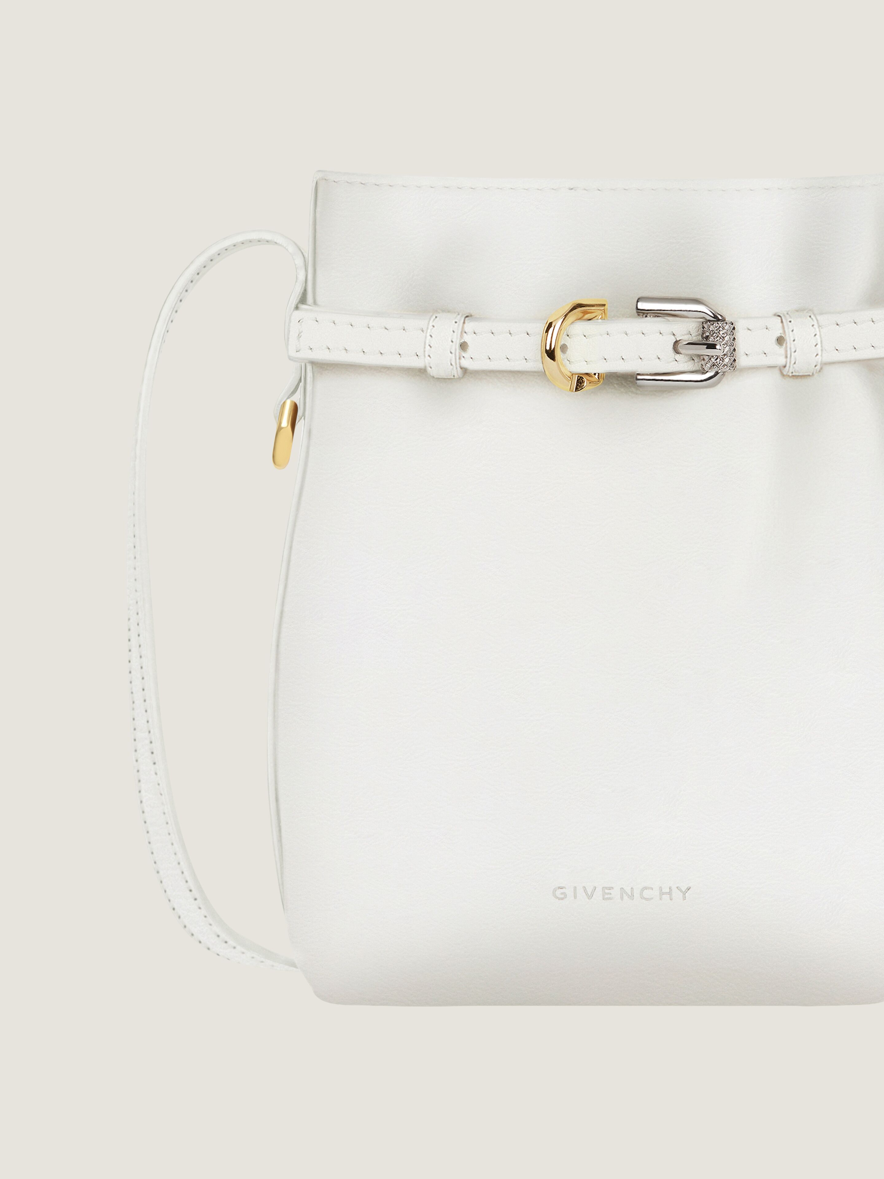 存在感を放つ【GIVENCHY】ヴォワイユー スマートフォンホルダー ヴォワイユー スマートフォンホルダー - アイボリー | GIVENCHY JP