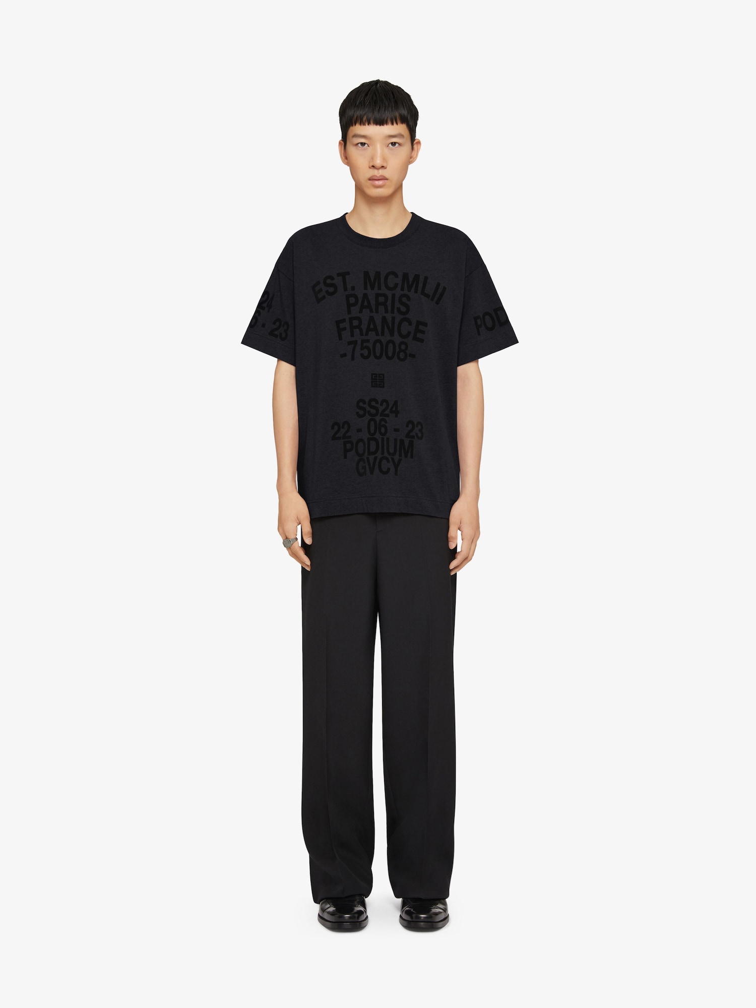 givenchy-boxy-fit-t-shirt-in-cotton-black-givenchy