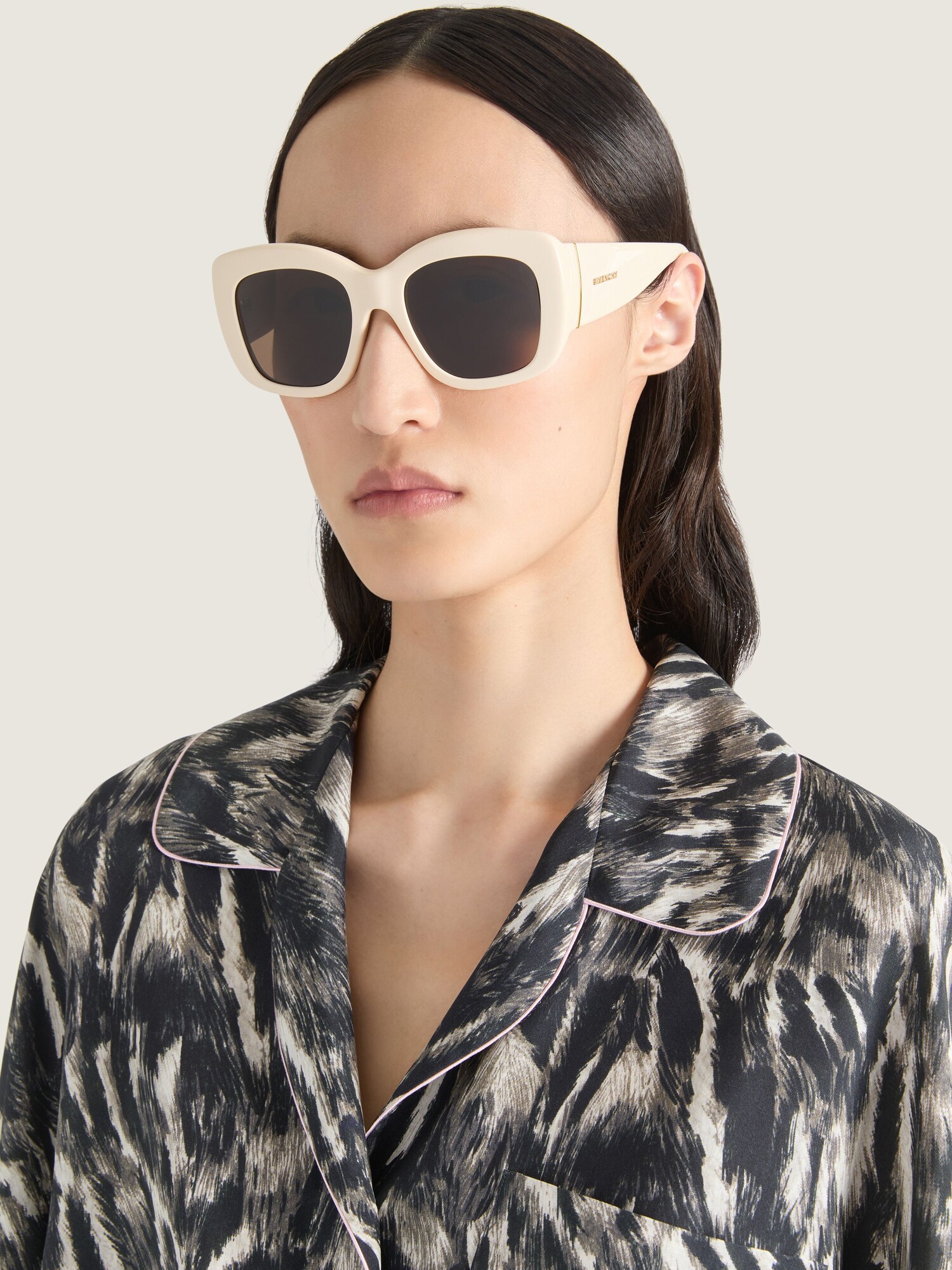 GIVENCHY Bold sunglasses in acetate in - nude | Givenchy US display picture 2