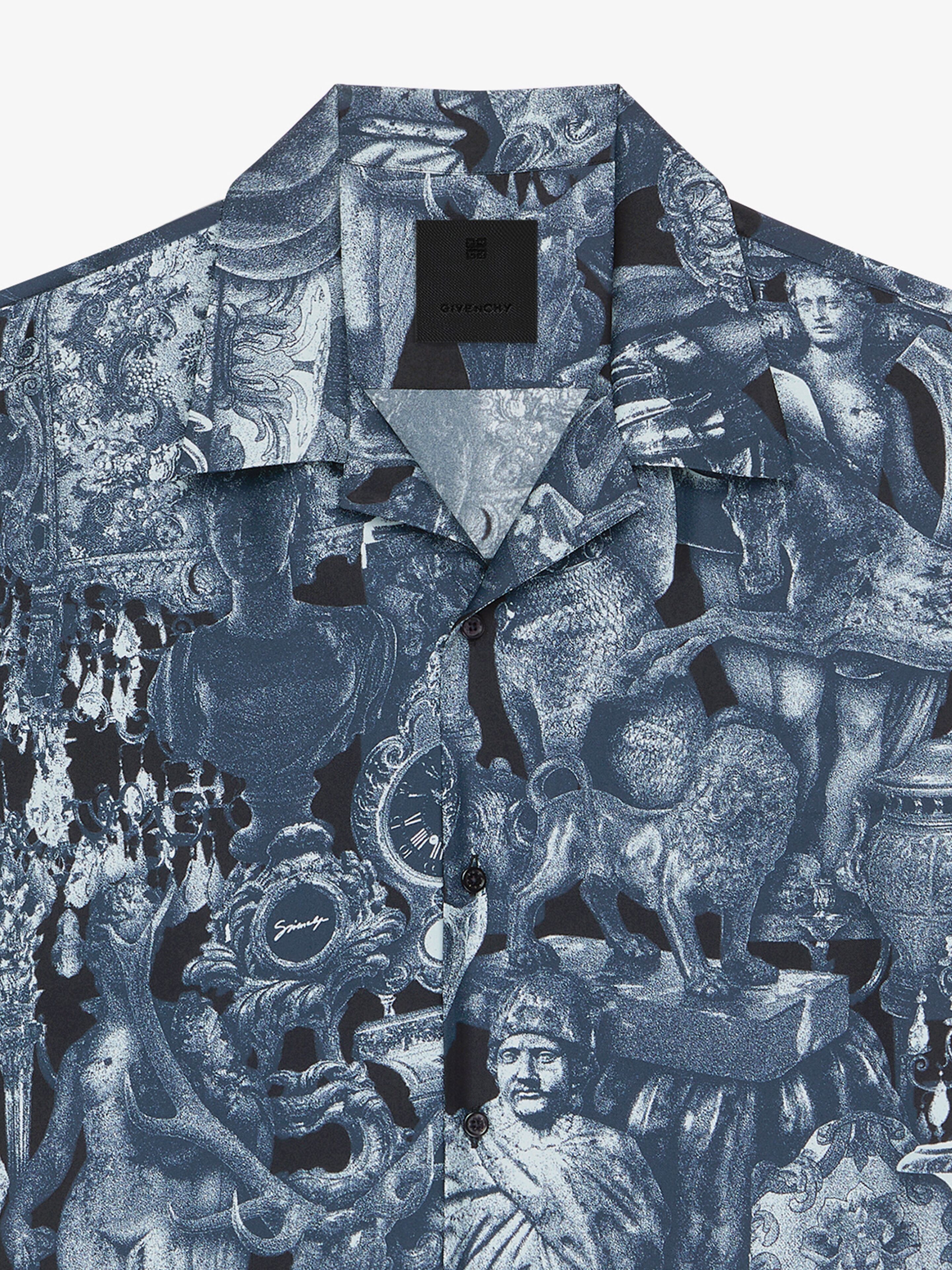 Shirt in silk with Hubert objects print in - black/navy