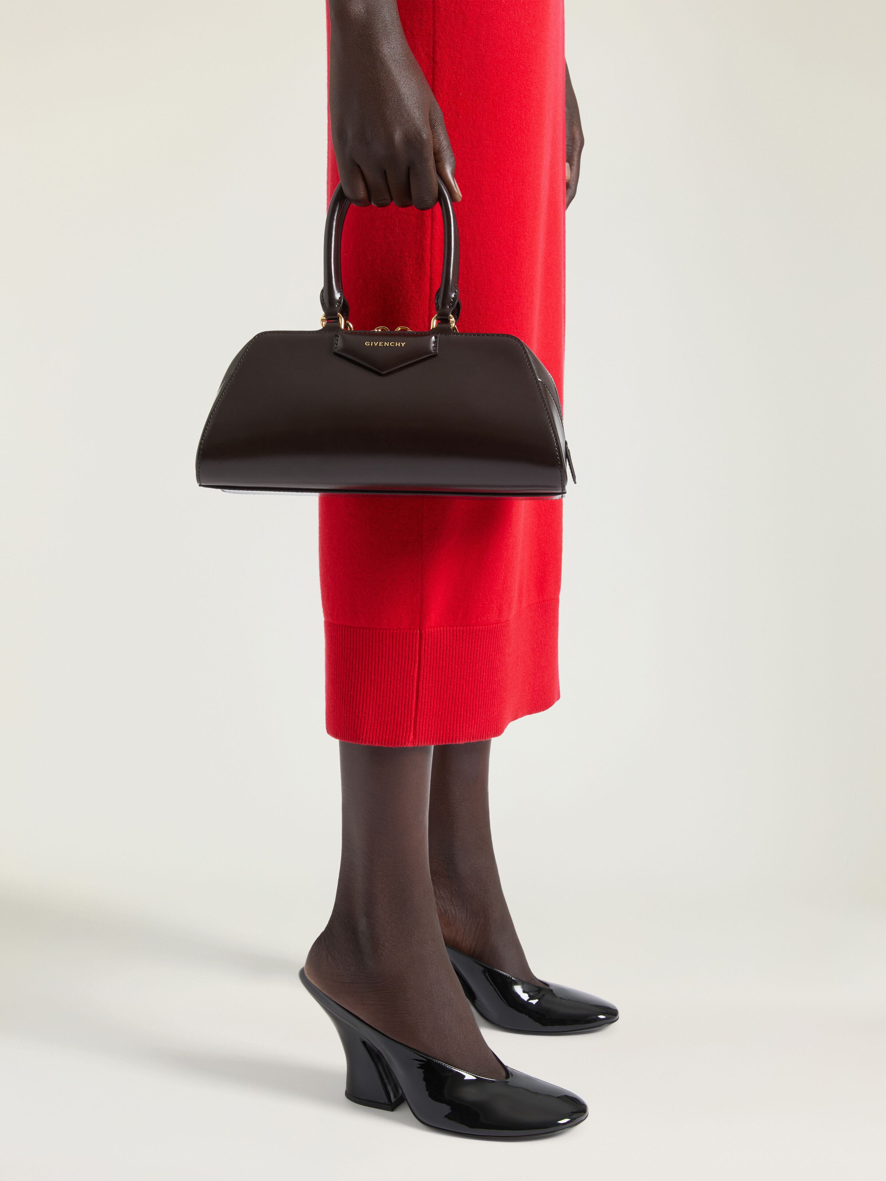 バッグ・カバンその他 GIVENCHY BB5130B2AQ Small Antigona East-West bag in Box leather in - chocolate
