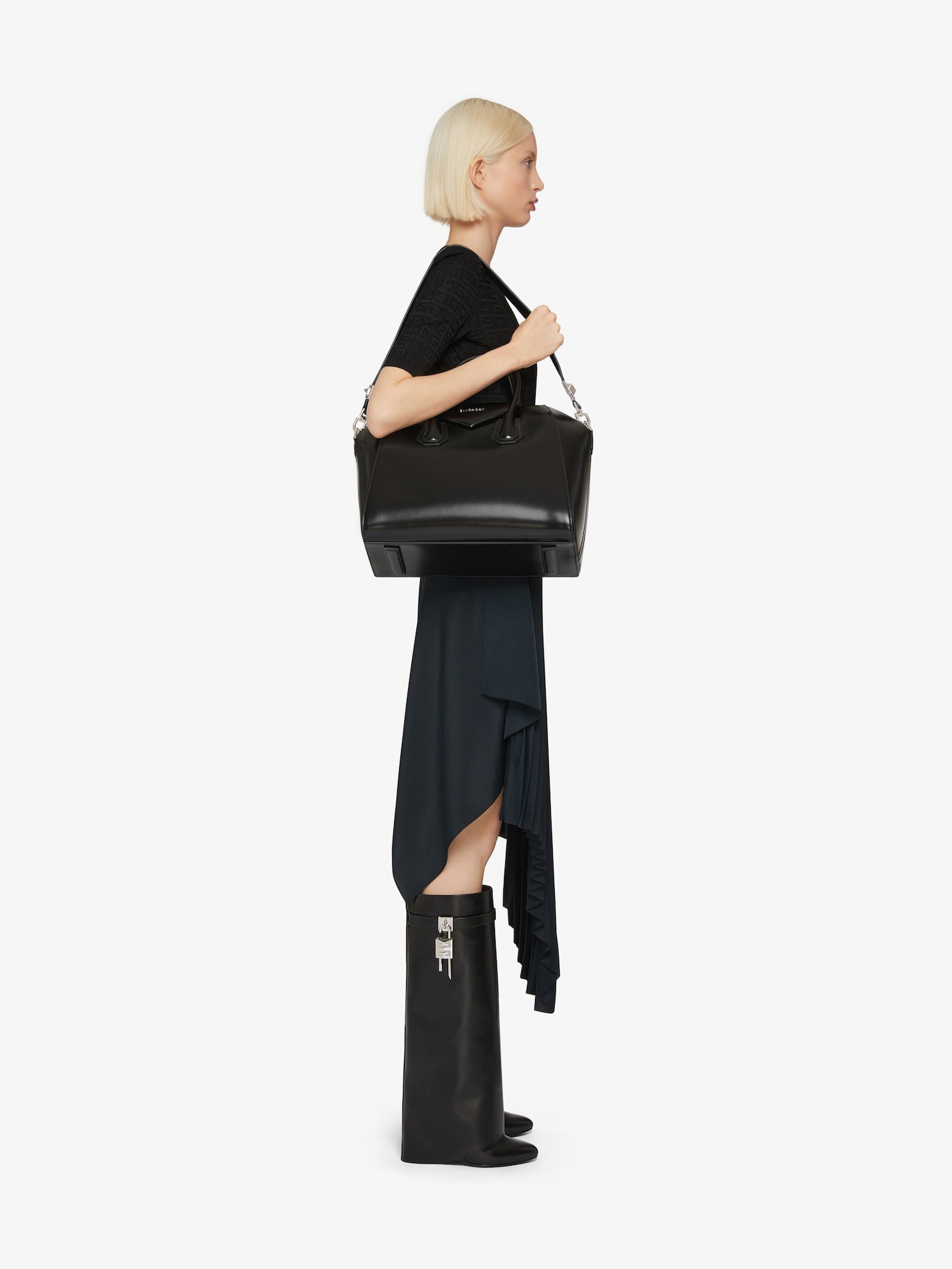 Medium Antigona bag in - black | Givenchy