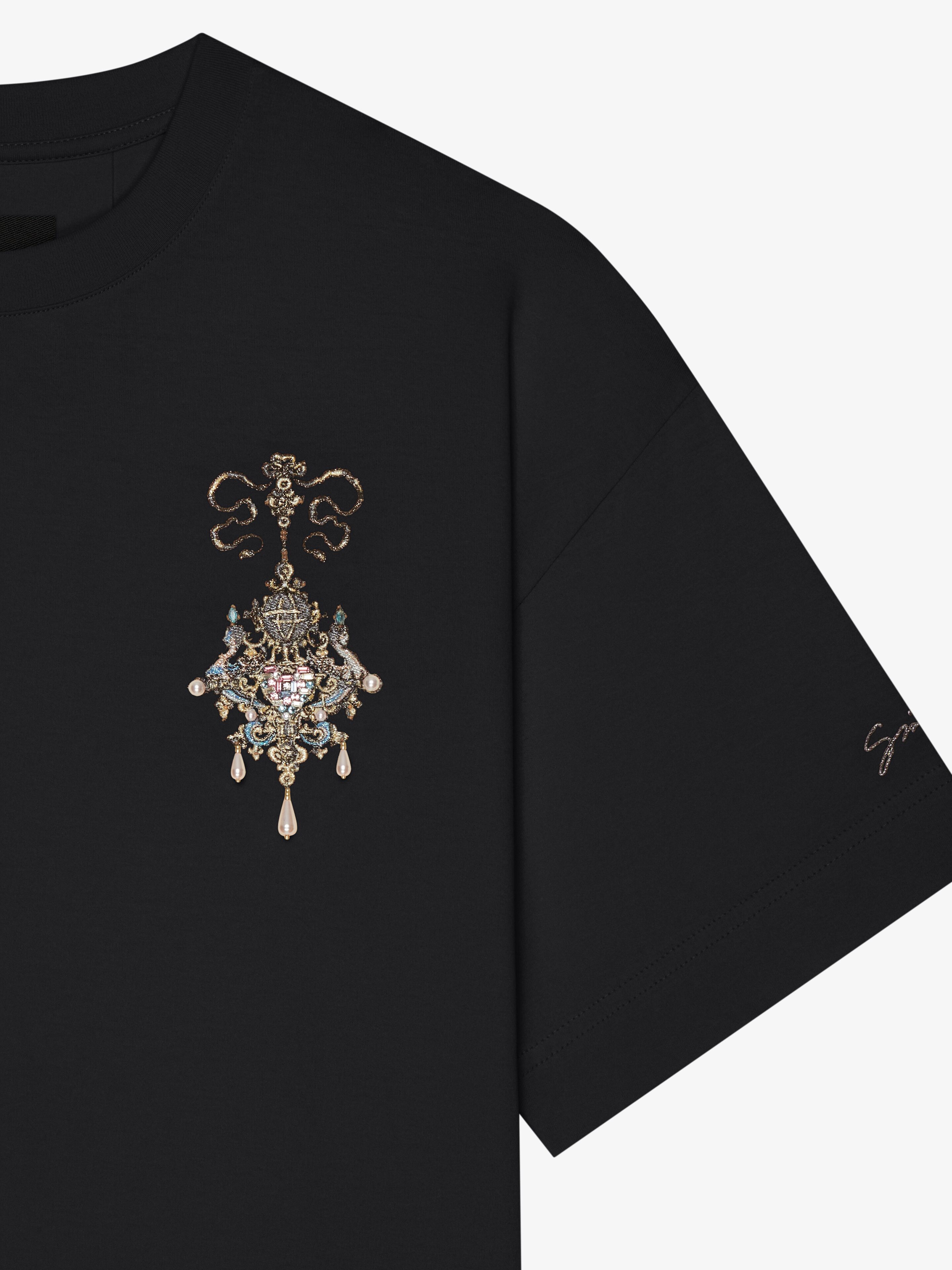 T-shirt in cotton with embroidered chandelier and pearls