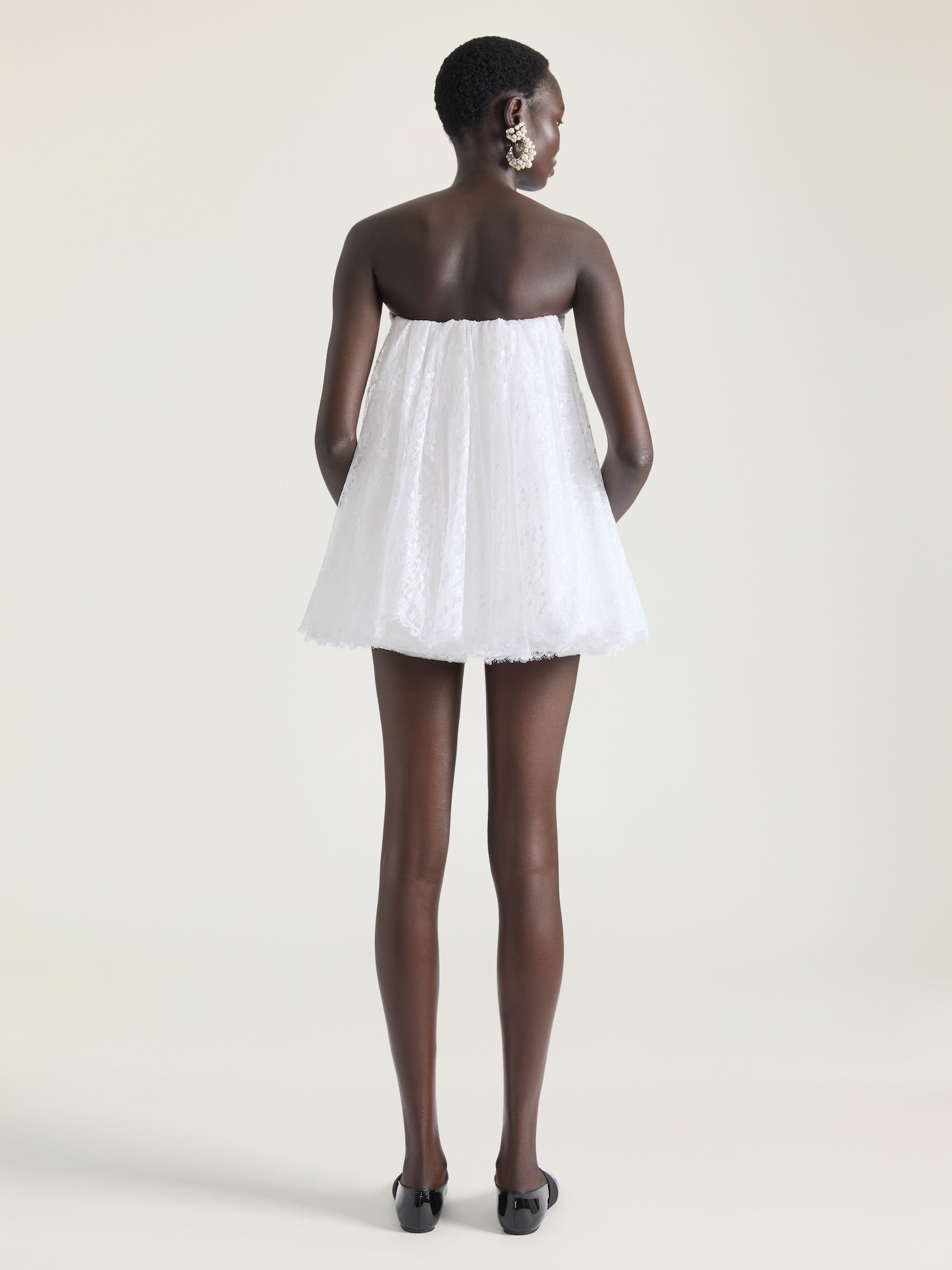 Abito senza spalline mini in pizzo con mantella grigio pietra